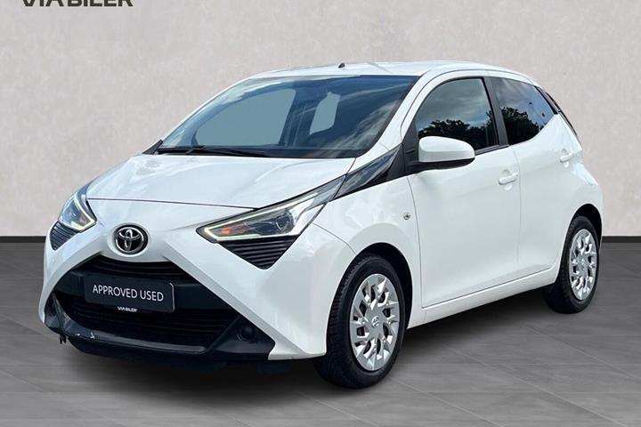 Hvid Toyota Aygo fra 2020 set udefra