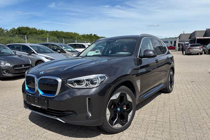 Grå BMW iX3 fra 2021