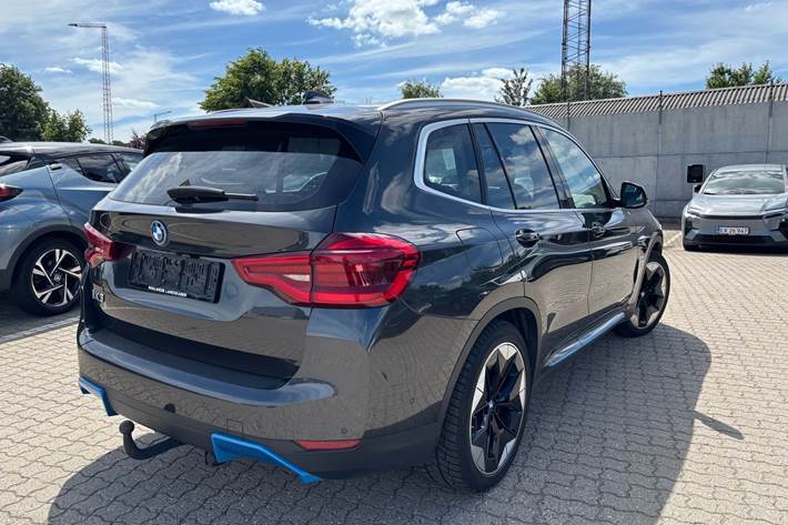 Grå BMW iX3 fra 2021