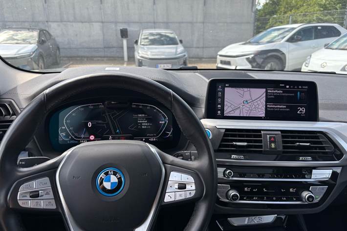 Grå BMW iX3 fra 2021