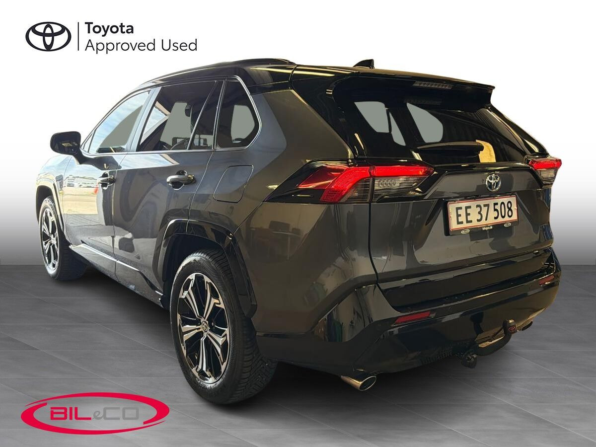 Sort Toyota RAV4 Plug-in fra 2023