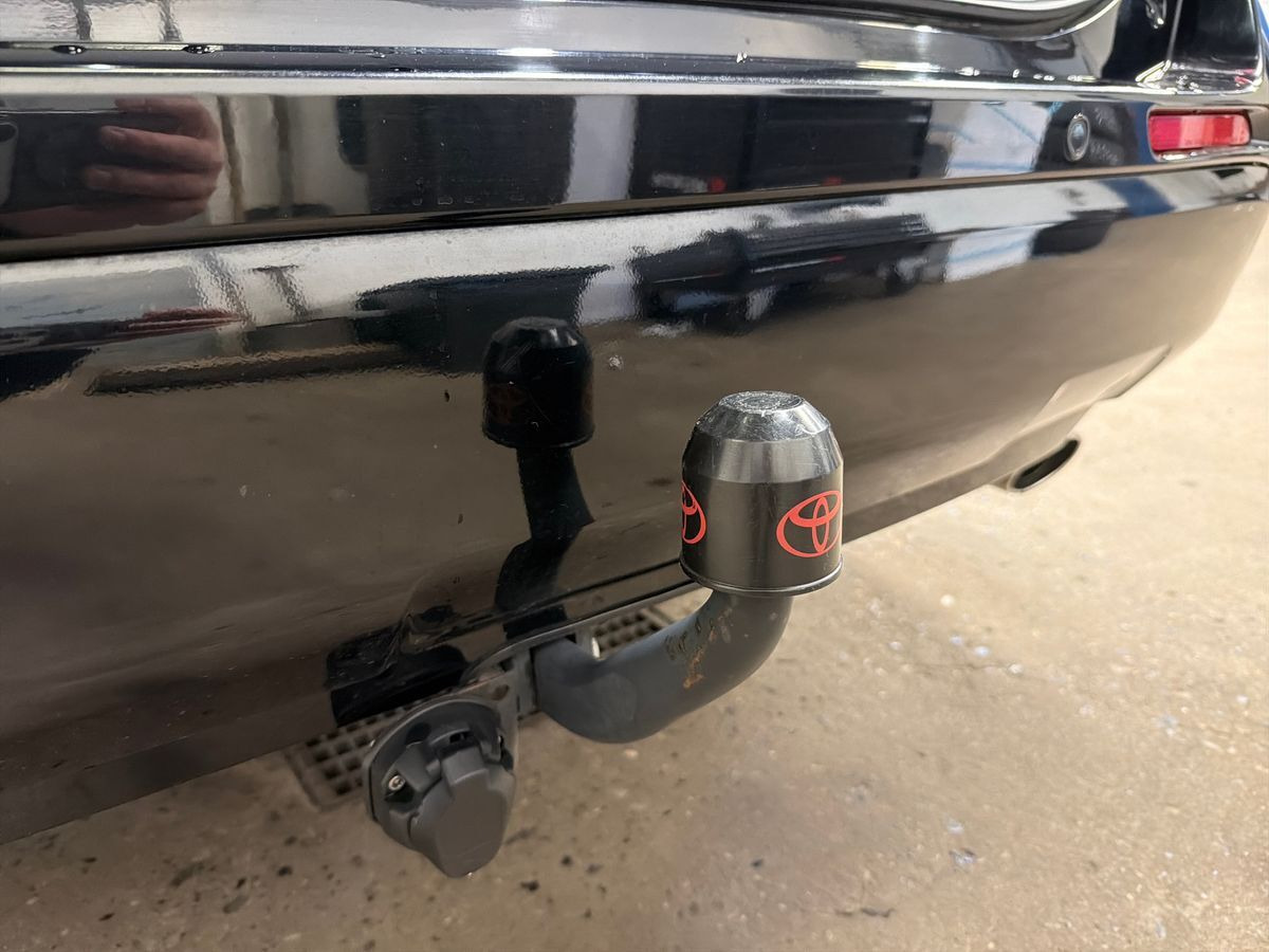 Sort Toyota RAV4 Plug-in fra 2023