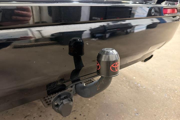Sort Toyota RAV4 Plug-in fra 2023