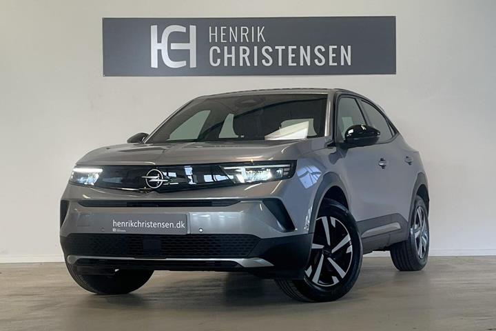 Sølv Opel Mokka-e fra 2025 set udefra