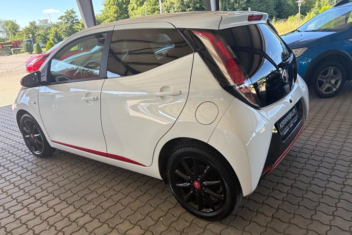 Hvid Toyota Aygo fra 2016