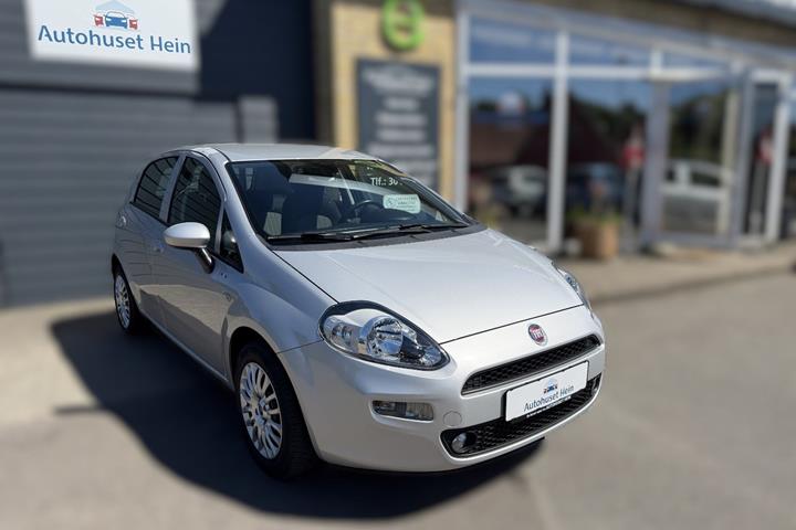 Sølv Fiat Punto fra 2018 set udefra