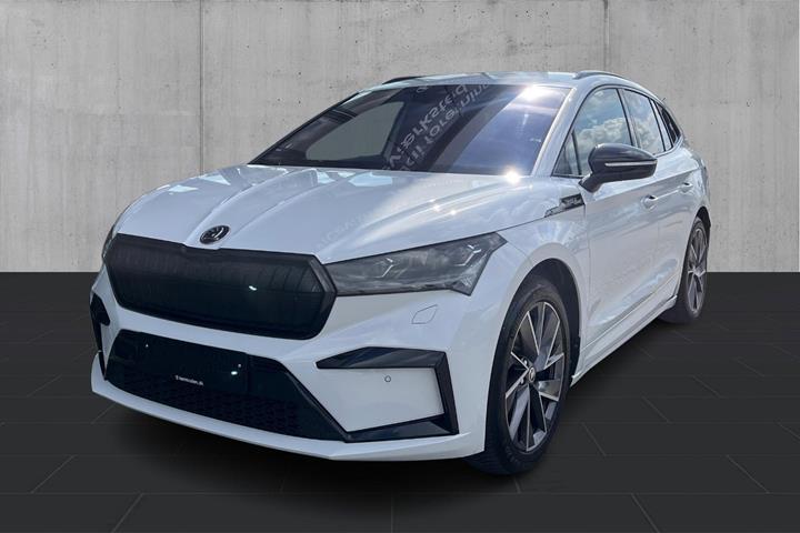 Hvid Skoda Enyaq fra 2023 set udefra