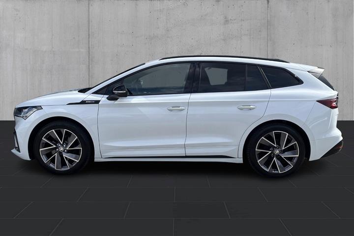 Hvid Skoda Enyaq fra 2023