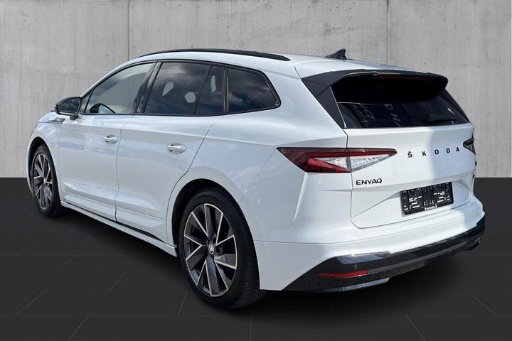 Hvid Skoda Enyaq fra 2023