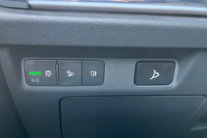 Hvid Skoda Enyaq fra 2023