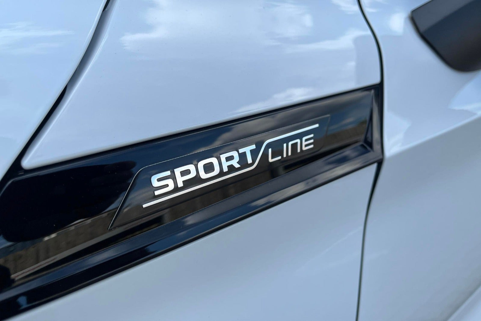 Hvid Skoda Enyaq fra 2023