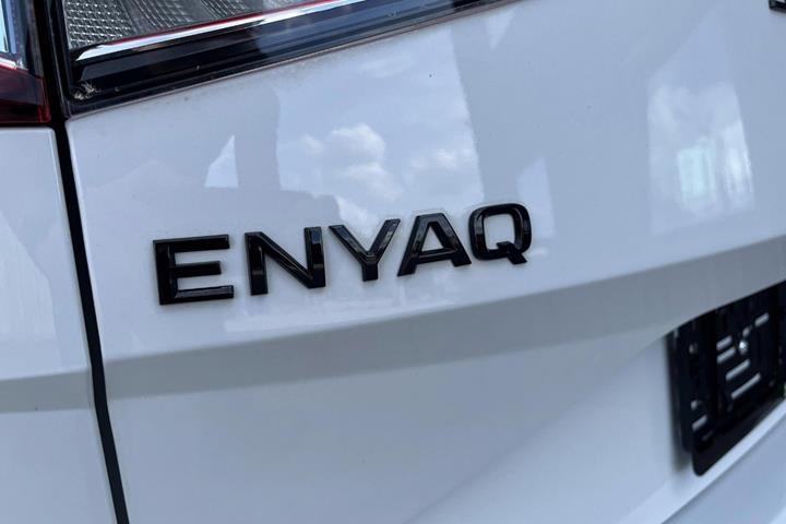 Hvid Skoda Enyaq fra 2023