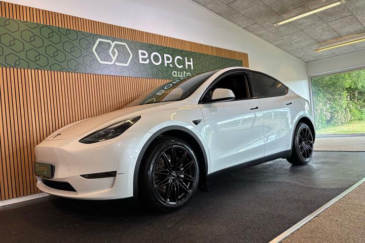 Hvid Tesla Model Y fra 2021 set udefra