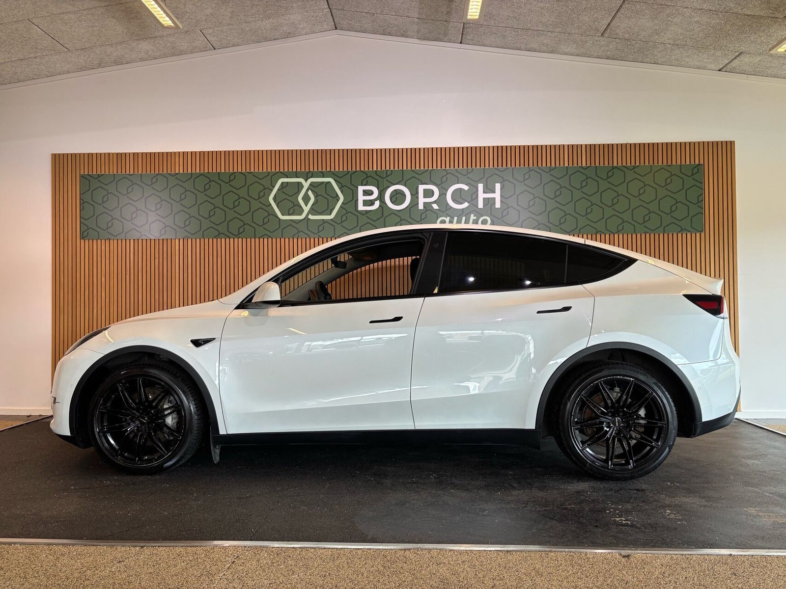 Hvid Tesla Model Y fra 2021