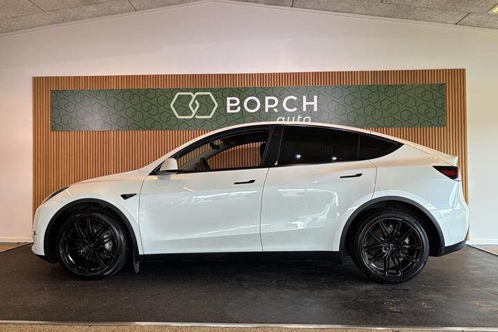 Hvid Tesla Model Y fra 2021