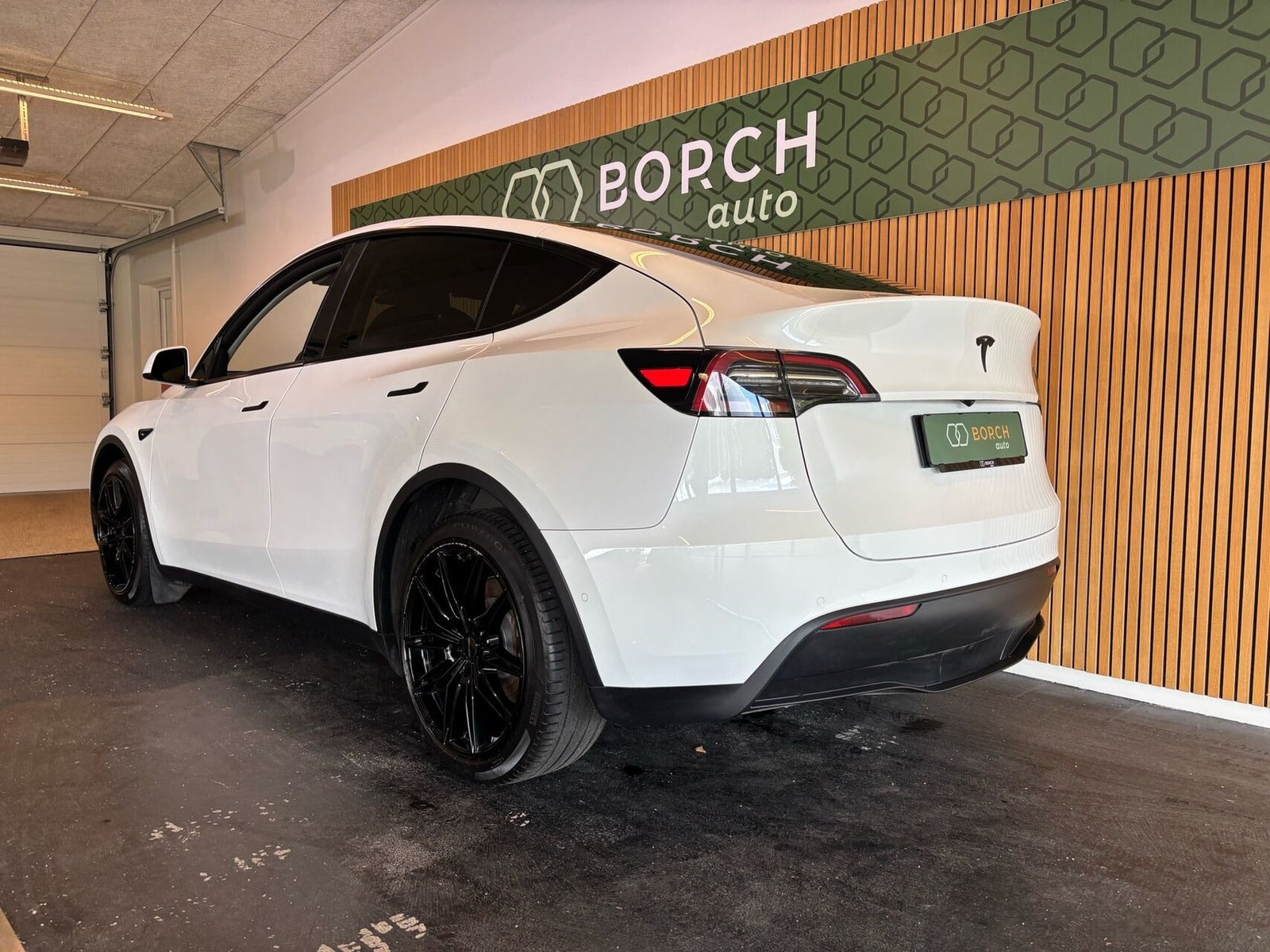 Hvid Tesla Model Y fra 2021