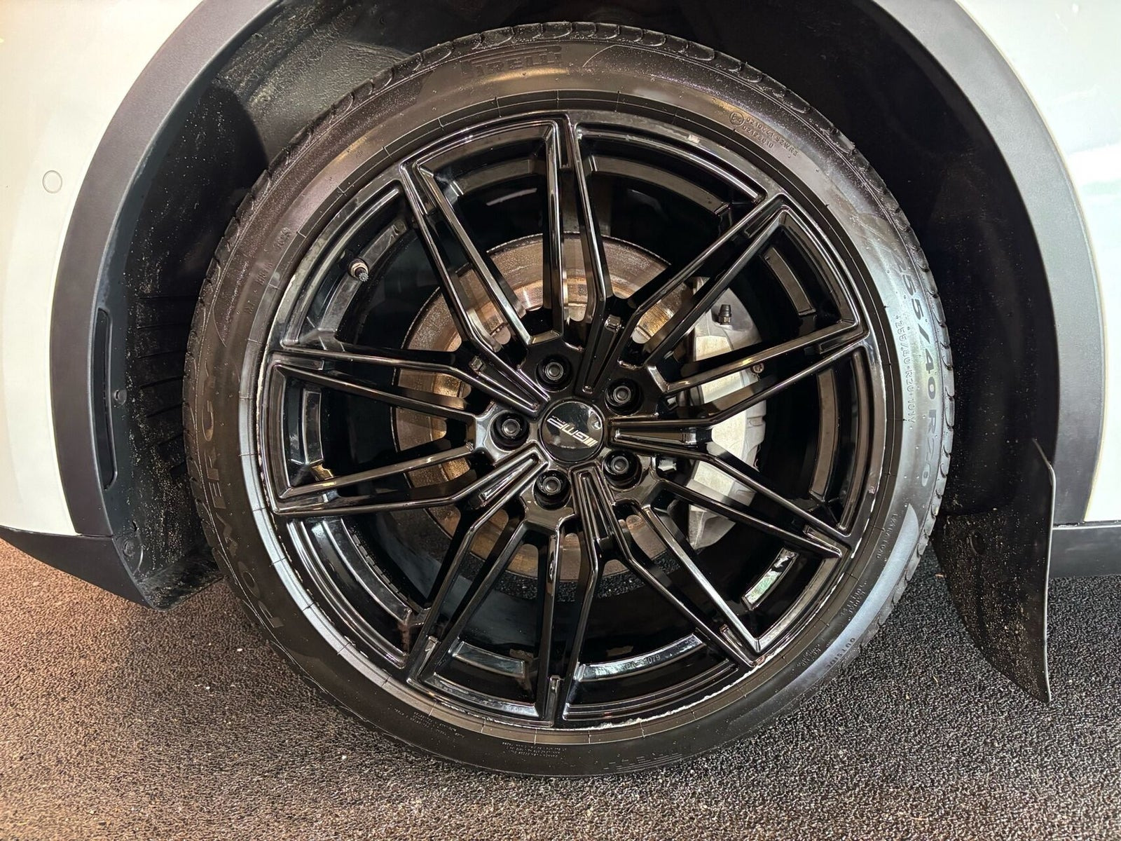 Hvid Tesla Model Y fra 2021
