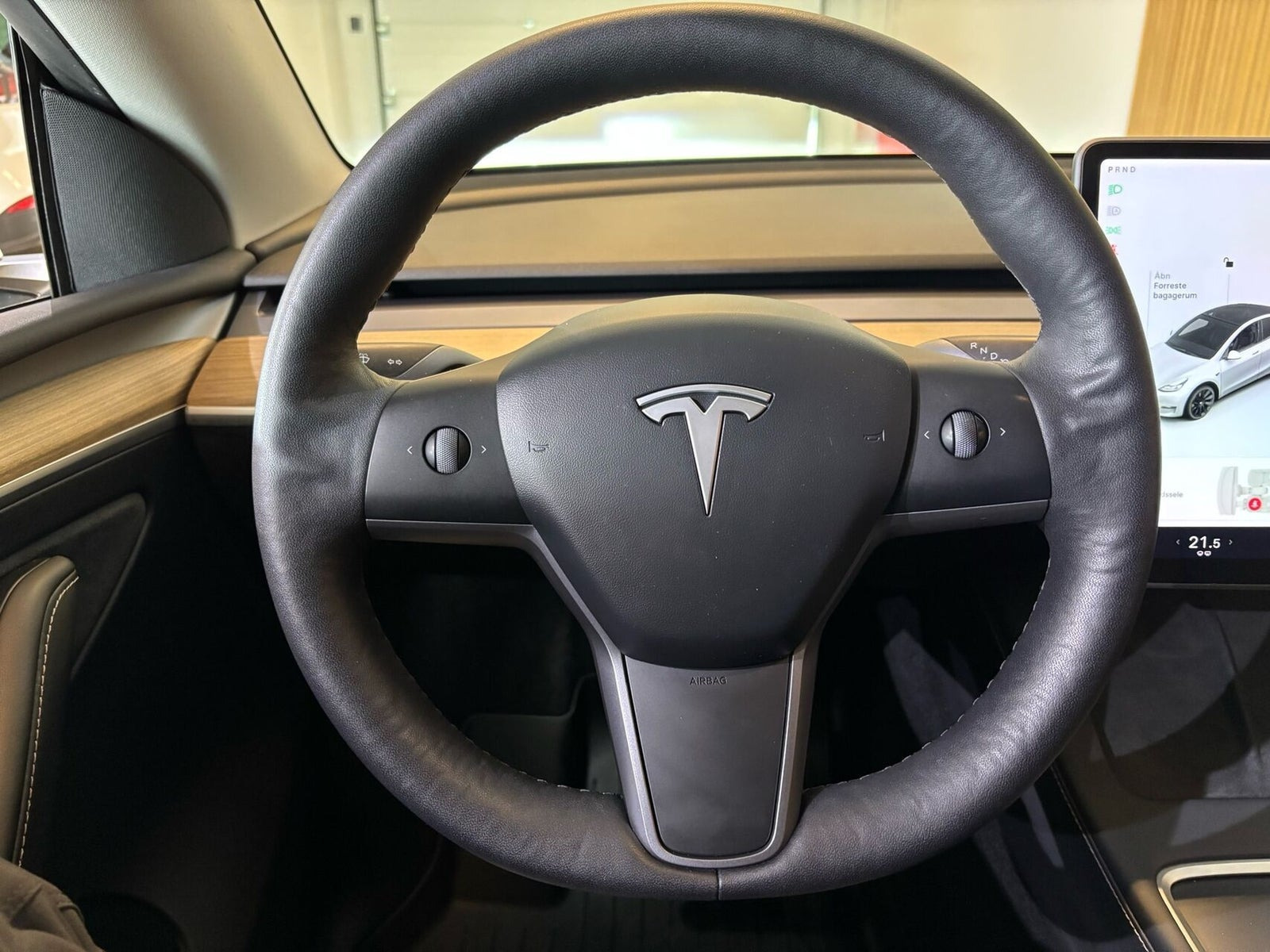 Hvid Tesla Model Y fra 2021