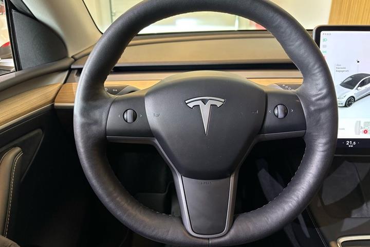 Hvid Tesla Model Y fra 2021