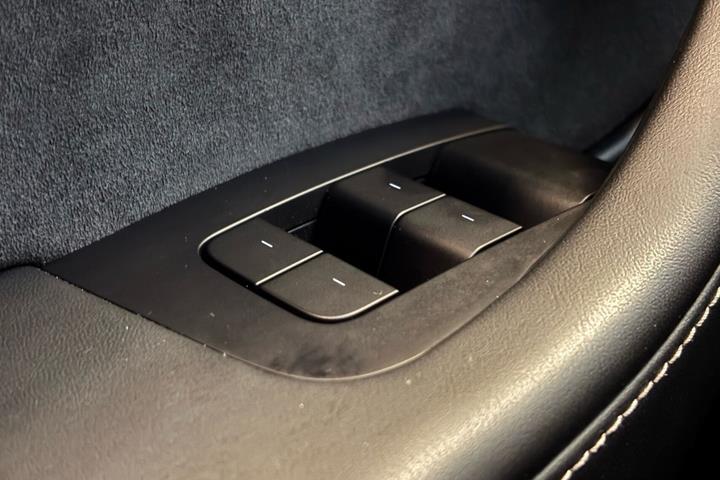 Hvid Tesla Model Y fra 2021