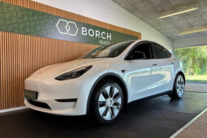 Hvid Tesla Model Y fra 2022 set udefra