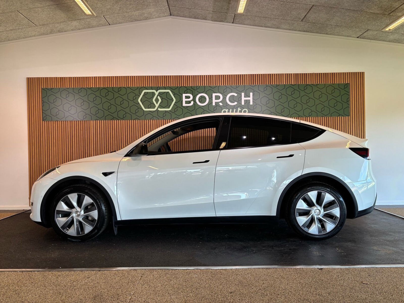 Hvid Tesla Model Y fra 2022