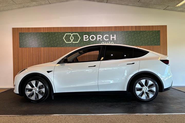 Hvid Tesla Model Y fra 2022
