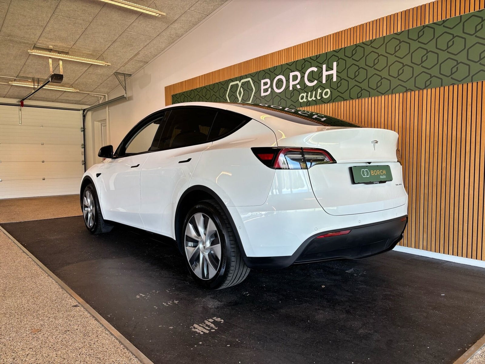 Hvid Tesla Model Y fra 2022