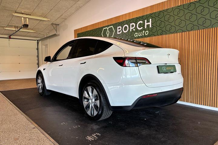 Hvid Tesla Model Y fra 2022