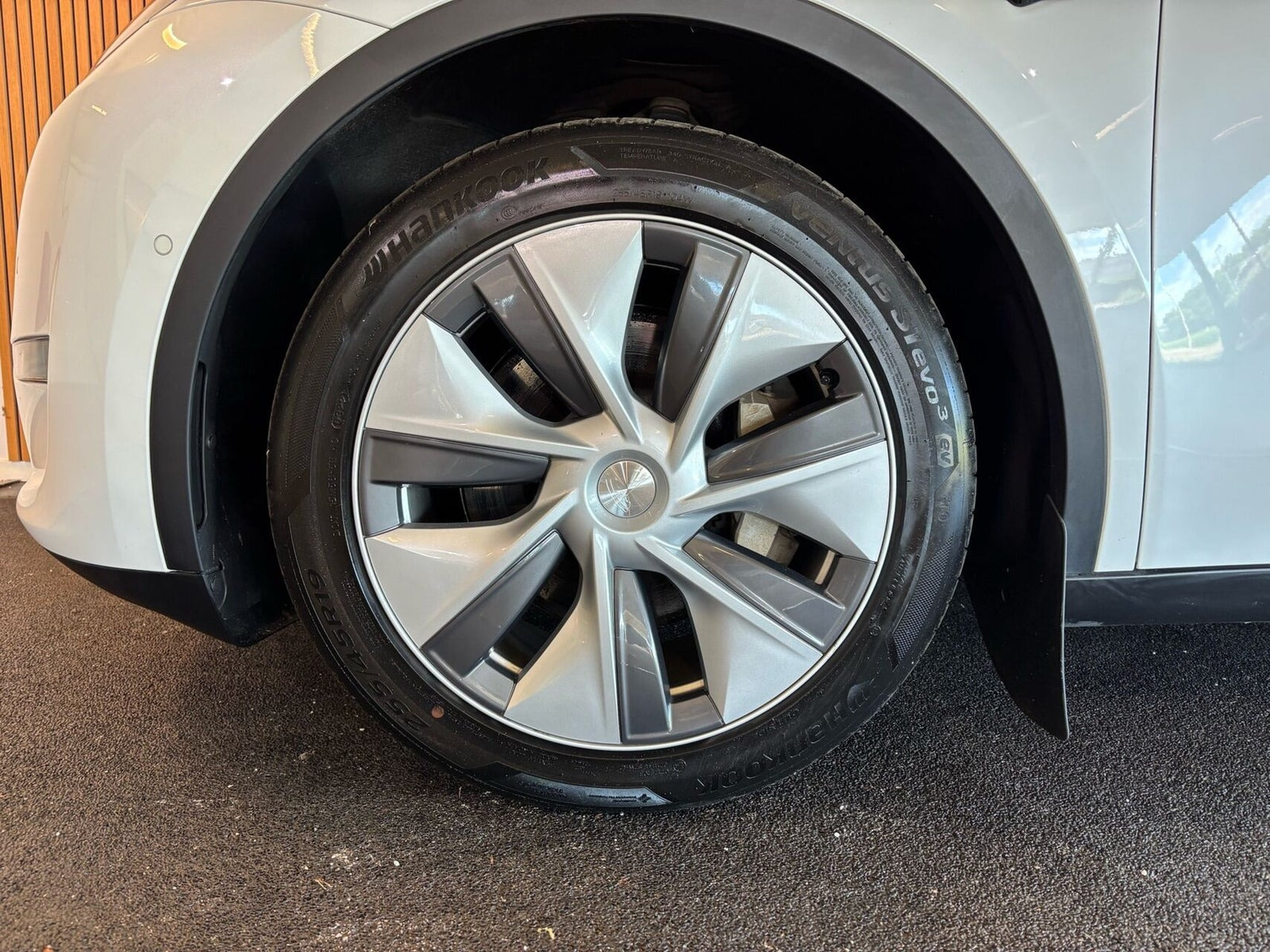 Hvid Tesla Model Y fra 2022
