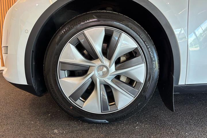 Hvid Tesla Model Y fra 2022