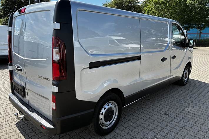 Sølv Renault Trafic fra 2024
