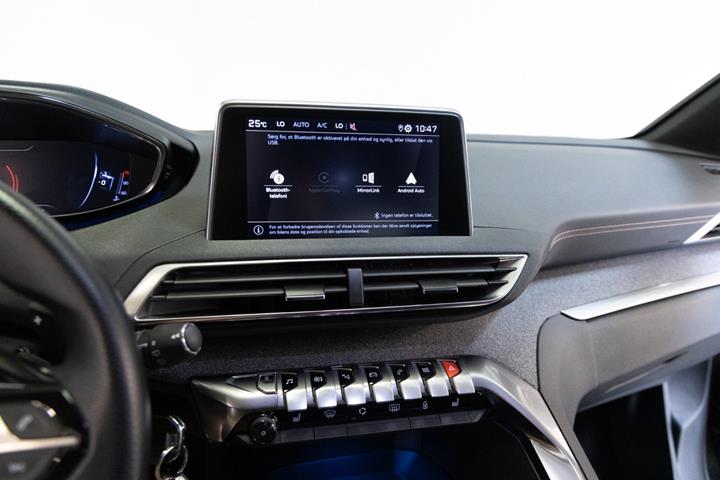 Grøn Peugeot 3008 fra 2019