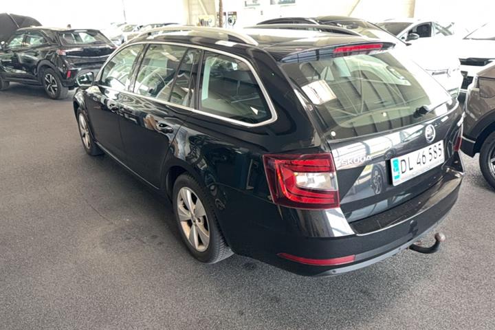 Sort Skoda Octavia fra 2018