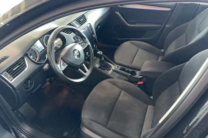 Sort Skoda Octavia fra 2018