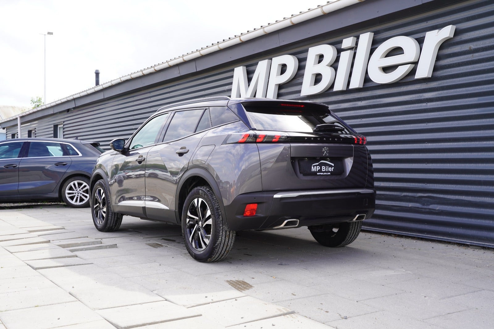 Grå Peugeot 2008 fra 2020