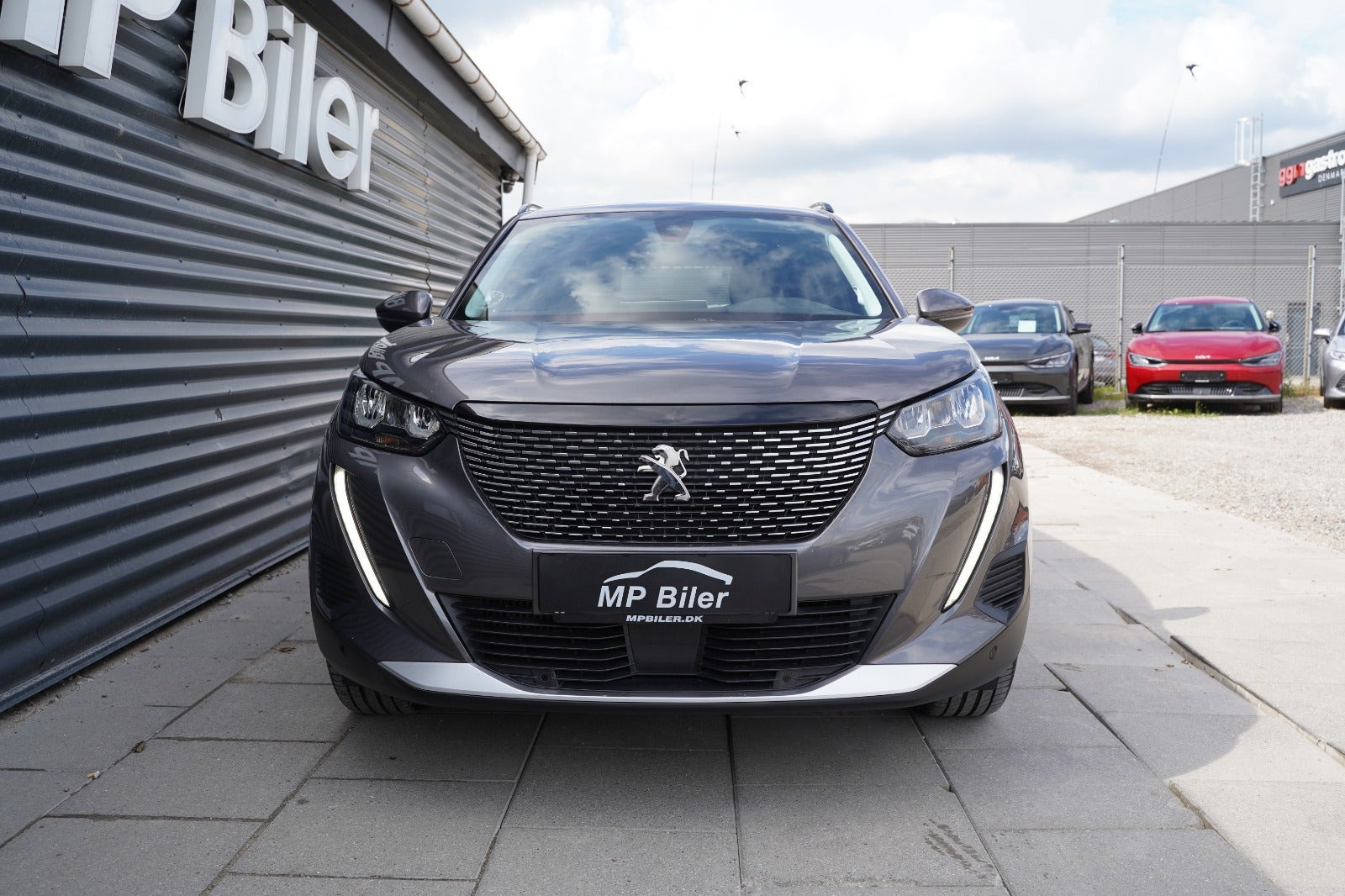 Grå Peugeot 2008 fra 2020