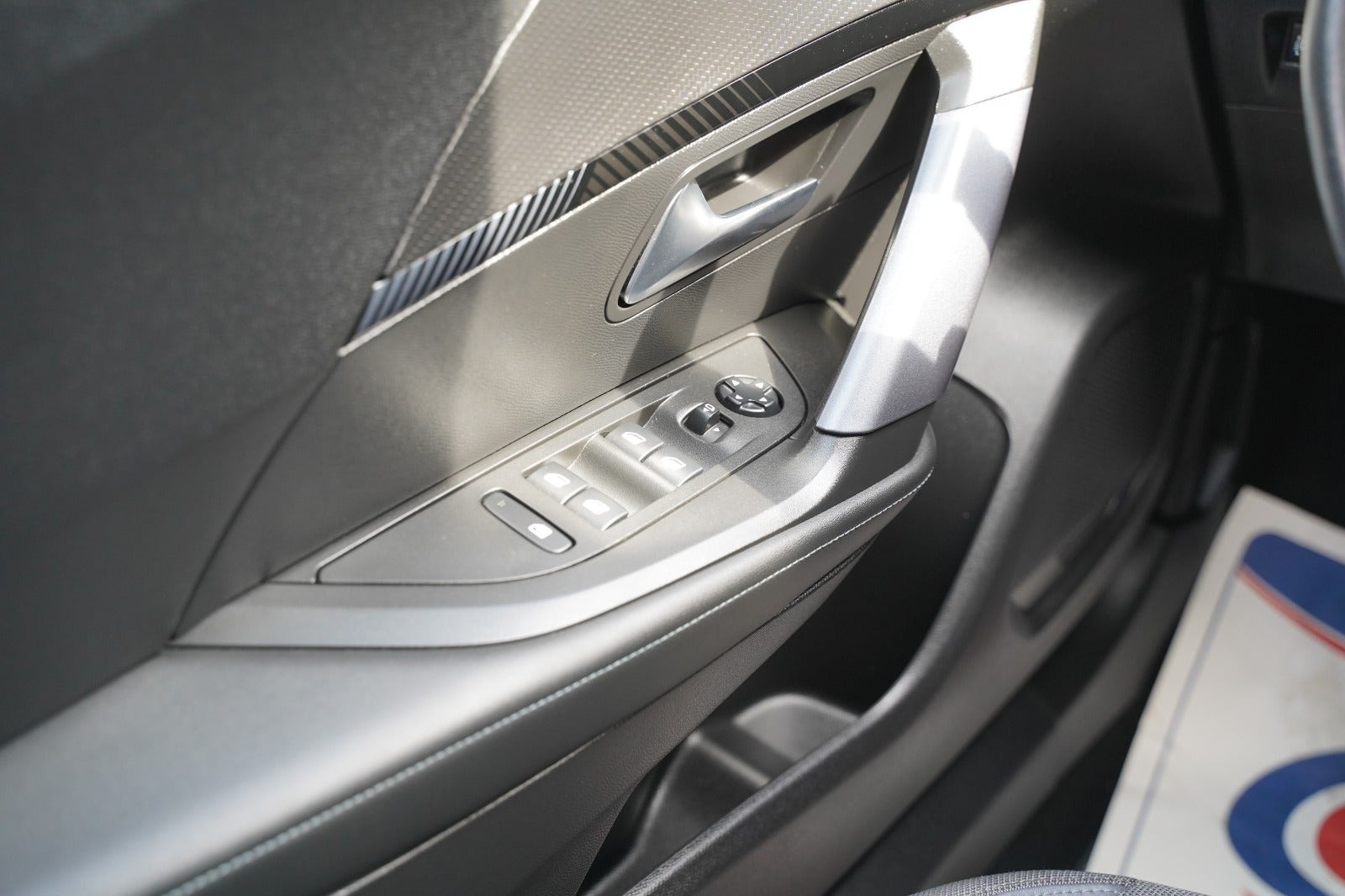 Grå Peugeot 2008 fra 2020