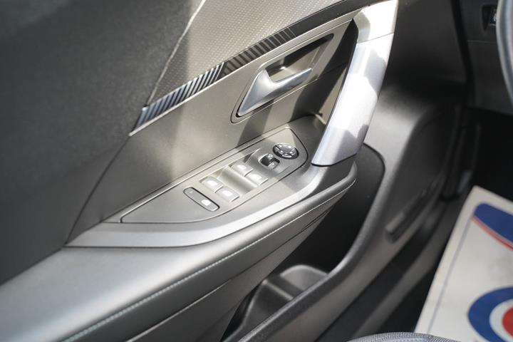 Grå Peugeot 2008 fra 2020