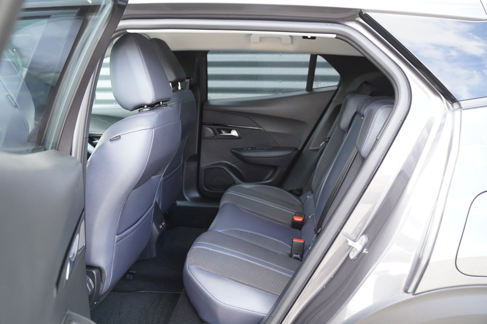 Grå Peugeot 2008 fra 2020