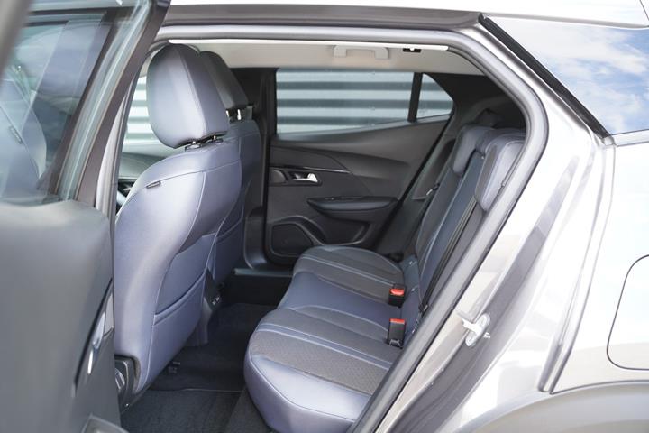 Grå Peugeot 2008 fra 2020