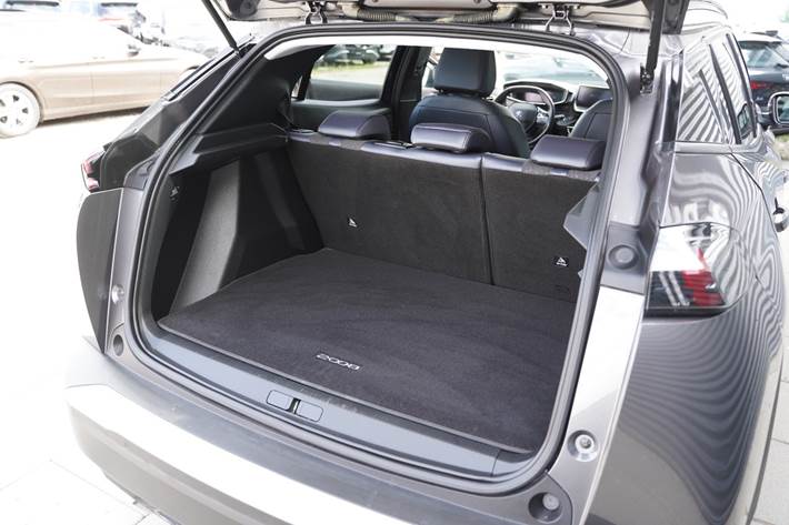 Grå Peugeot 2008 fra 2020