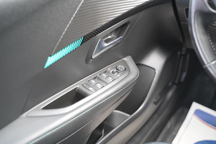 Sort Peugeot 208 fra 2020