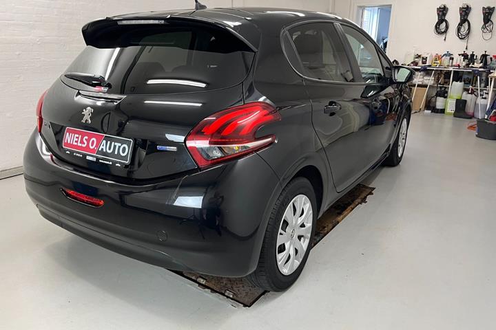 Sort Peugeot 208 fra 2018