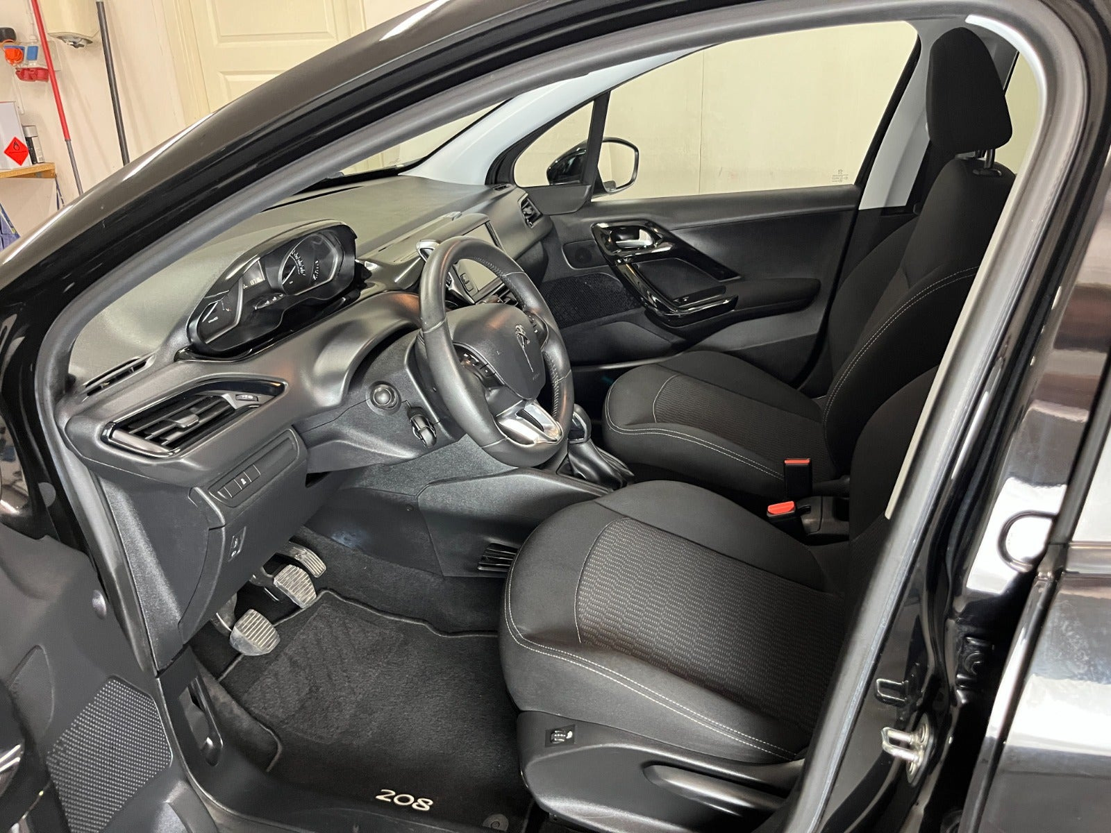 Sort Peugeot 208 fra 2018