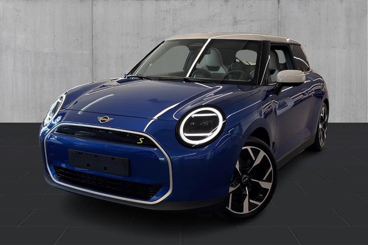 Blå Mini Cooper SE fra 2024 set udefra