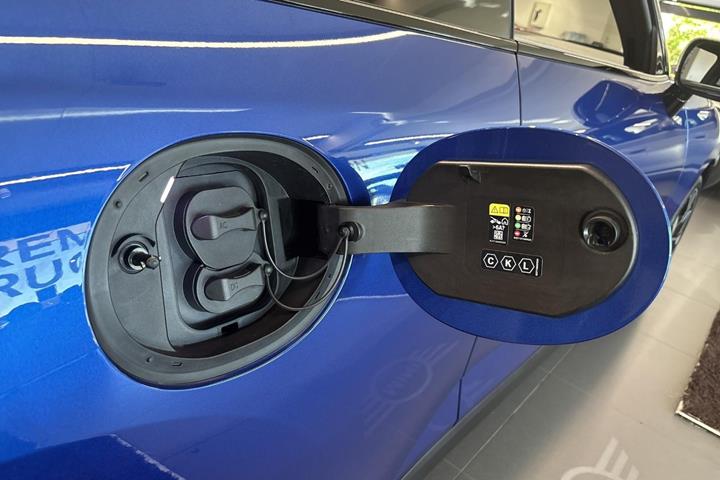 Blå Mini Cooper SE fra 2024