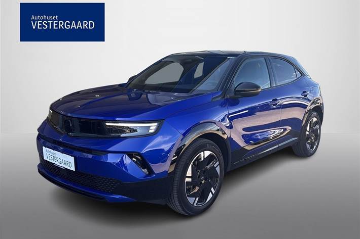 Blå Opel Mokka-e fra 2025 set udefra