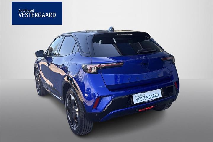 Blå Opel Mokka-e fra 2025