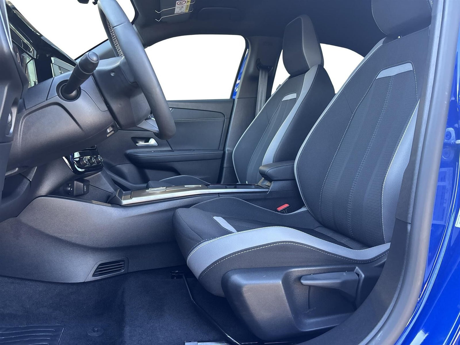 Blå Opel Mokka-e fra 2025